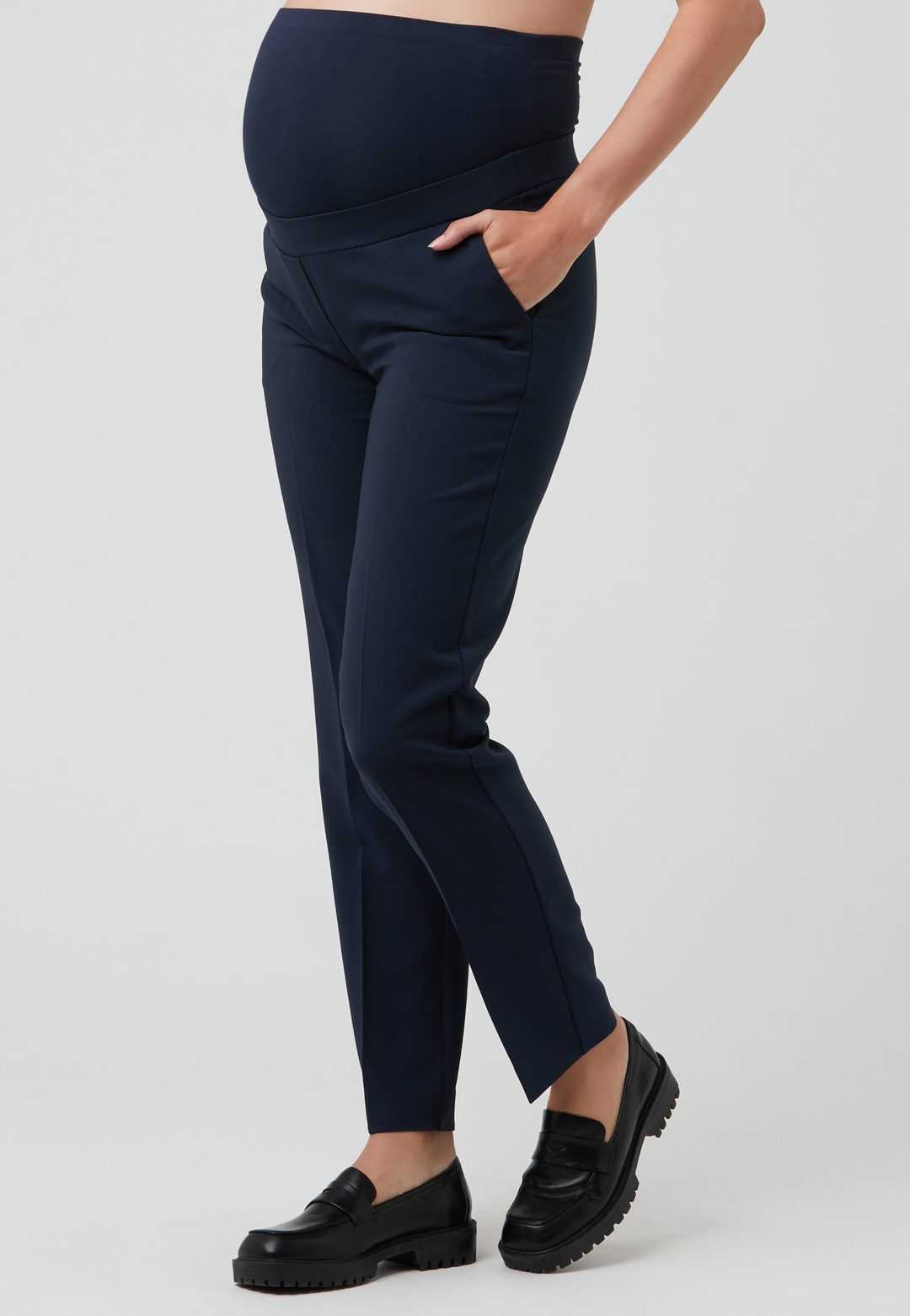 Maternity work pant Canada.  Pregnancy work clothes. Black maternity pants. Over the bump panel pants. Pregnancy style Canada. 