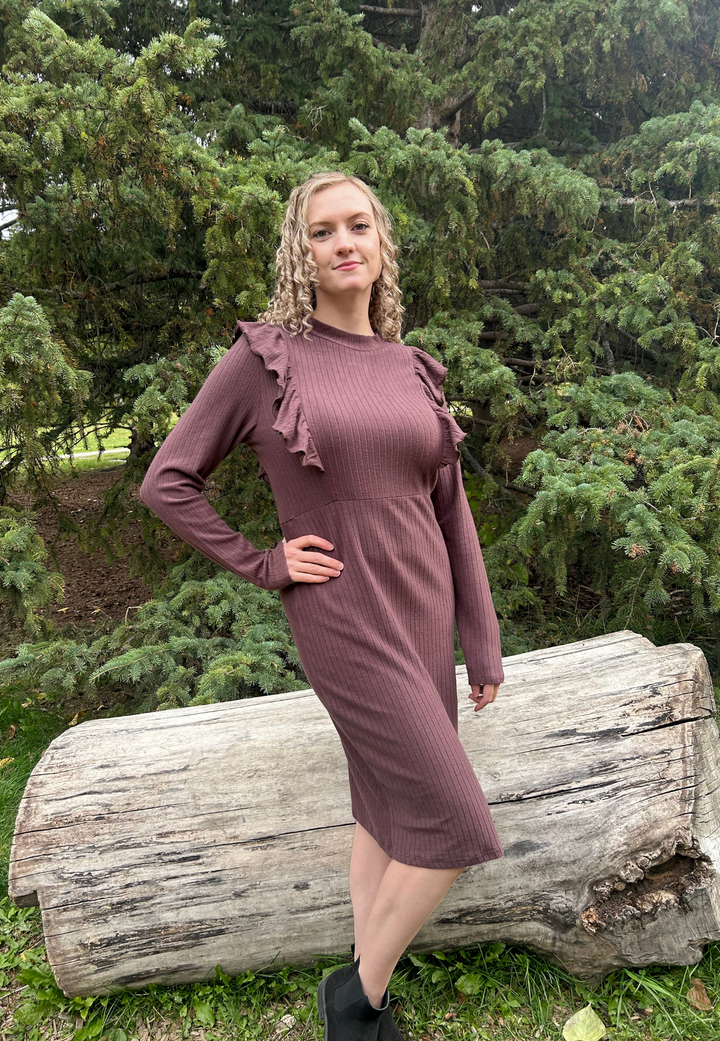 Ribbed maternity dress. Maternity workwear. Easy to style maternity dress. Ruffle maternity dress. Best maternity wear. Pregnancy dress.