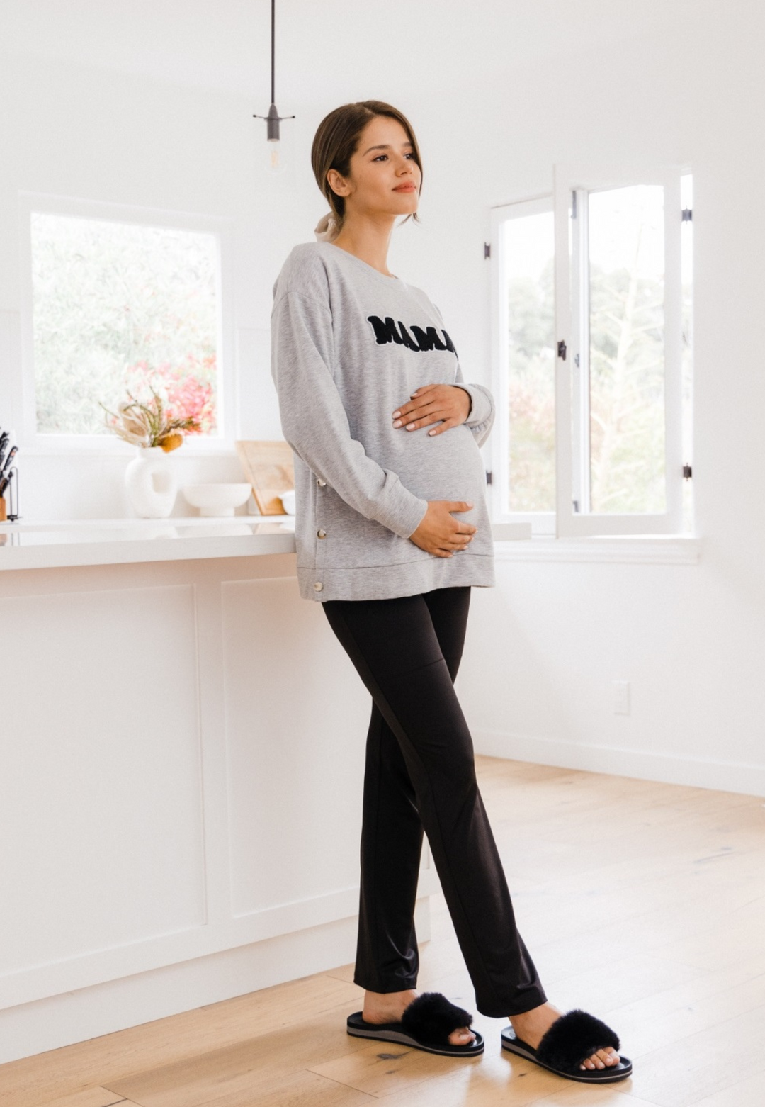 Maternity graphic tee. Pregnancy t-shirts. Maternity clothes. Cute maternity outfits. Pregnancy attire.  Maternity boutique. Maternity shops Canada. Maternity fashion Canada.