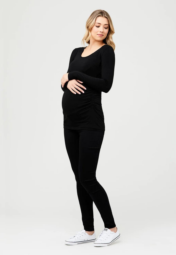 Maternity graphic tee. Pregnancy t-shirts. Maternity clothes. Cute maternity outfits. Pregnancy attire.  Maternity boutique. Maternity shops Canada. Maternity fashion Canada.